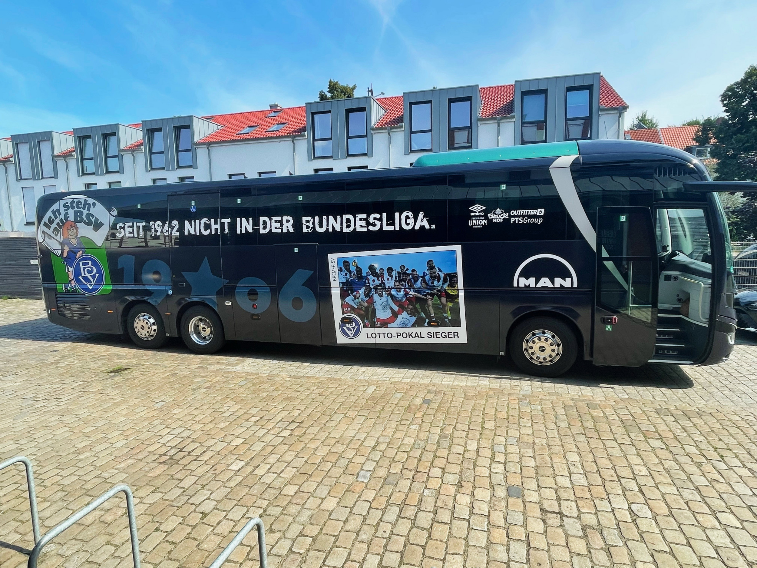 Mit dem Bus nach Emden.